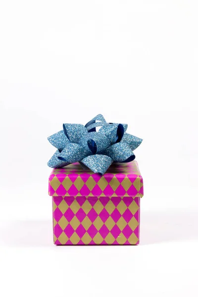 Scatola Regalo Rosa Con Fiocco Blu Isolato Bianco Natale — Foto Stock