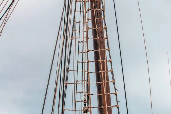 Maritimen Hintergrund Segelboot Hölzerne Umlenkrolle Mit Seeseil — Stockfoto