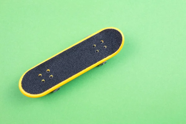 Mini Skate Brinquedo Fundo Verde — Fotografia de Stock