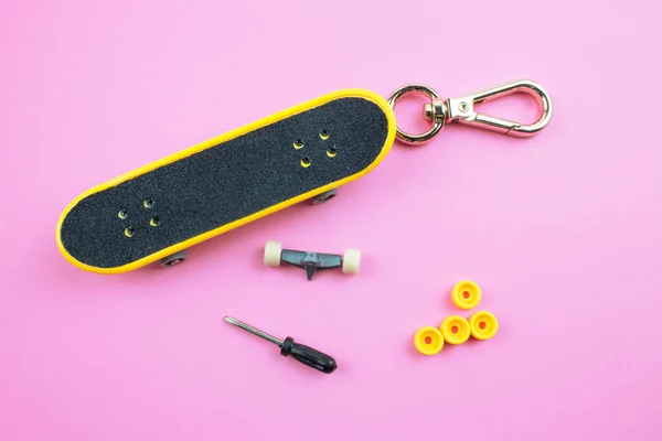 Mini Skateboard Speelgoed Met Tools Roze Achtergrond — Stockfoto