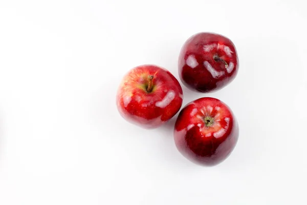 beyaz izole tatlı kırmızı elma 