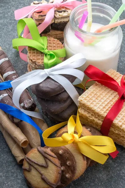 Biscotti Dolci Con Nastri Latte Barattolo Vetro Tavolo Scuro Rustico — Foto Stock