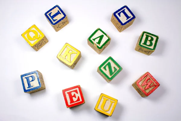 Vue Dessus Des Cubes Alphabet Colorés Bois Sur Fond Blanc — Photo