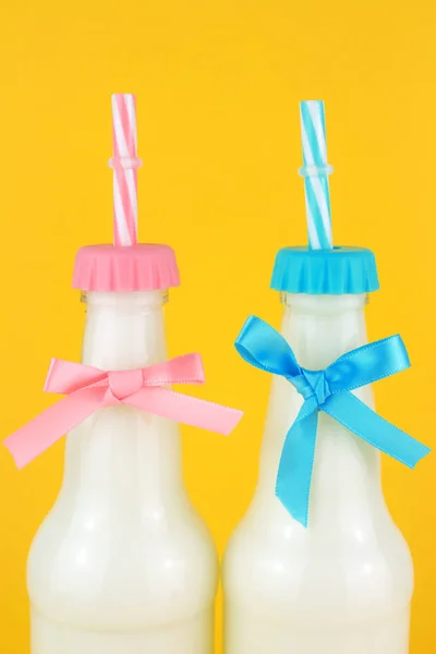 Μπουκάλι Γάλα Έγχρωμο Φόντο — Φωτογραφία Αρχείου