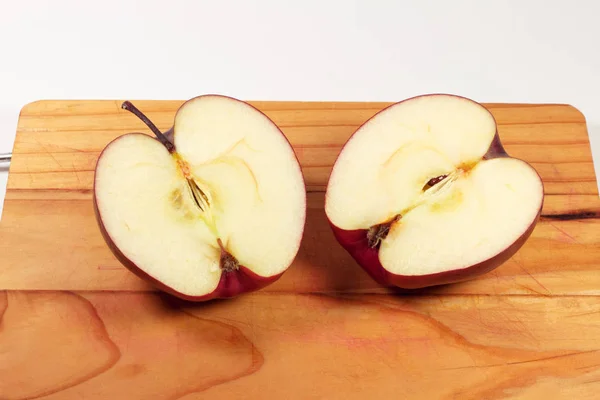 Close Shot Halves Apple Wooden Cutting Board — Stock Photo, Image