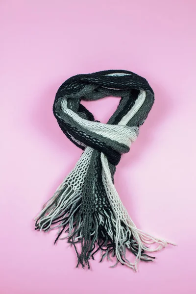 Schal Aus Schwarzer Und Weißer Wolle Auf Rosa Hintergrund — Stockfoto