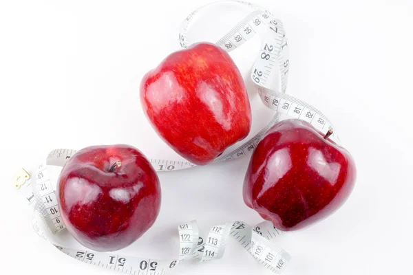 Pommes Rouges Fraîches Avec Ruban Mesurer Isolé Sur Blanc — Photo