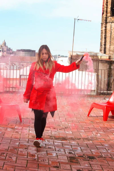 Mujer Joven Con Antorcha Humo Rojo Una Azotea —  Fotos de Stock