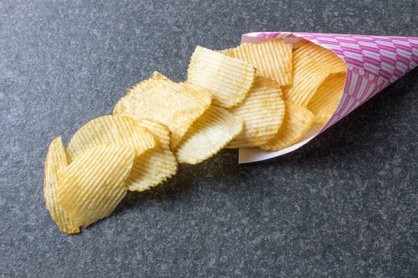 Potato Chips Papieren Conus Donkere Rustieke Tafel — Stockfoto