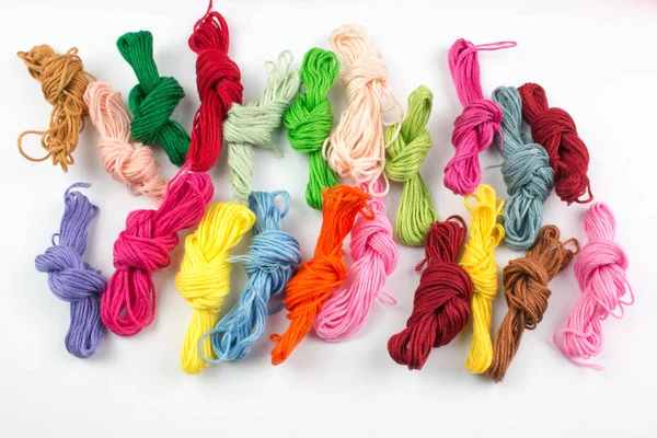 Bunte Strickfäden Isoliert Auf Weißem Hintergrund — Stockfoto