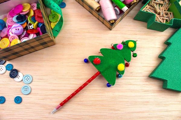 ハンドメイドクリスマスツリーと木製テーブルの上の縫製キット — ストック写真