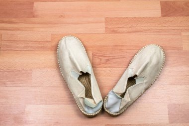 Ahşap zemin zemin üzerine eski ayakkabılarla