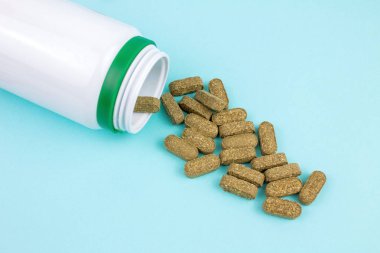 hapları üzerinde mavi arka plan ile şişe açıldı