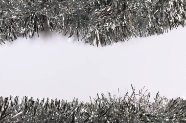 Geleneksel Noel gümüş gelin teli üzerinde beyaz izole.