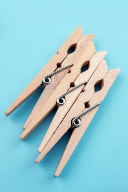 ahşap clothespins üstten görünüm mavi zemin üzerine