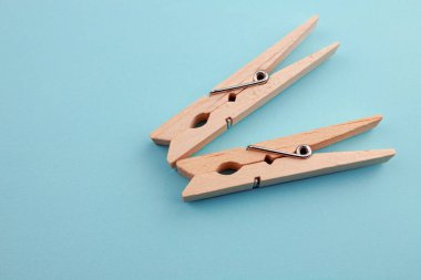 ahşap clothespins üstten görünüm mavi zemin üzerine