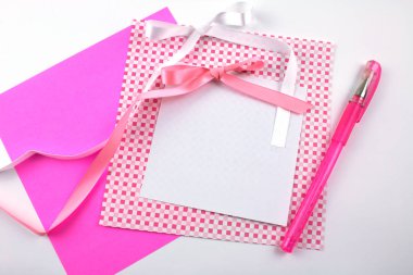 pembe kurdeleler, kalem kart ve kağıt çerçeve üzerinde beyaz izole