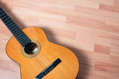 Akustik Gitar Tahta Yerde Dinleniyor