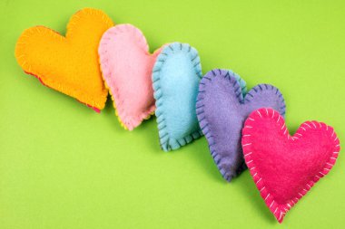 parlak arka plan üzerinde renkli keçe kalplerin Üstten Görünüm