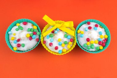 Kırmızı zemin üzerine vanilya buzlu Cupcakes