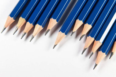 Beyaz arka plan üzerinde izole mavi kalem