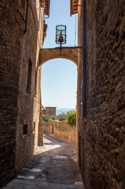 Boş sokak San Gimigiano, İtalya.