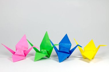 Beyaz arka plan üzerinde renkli Origami kuşlar