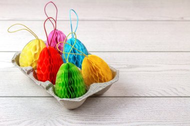 Kağıt renkli Paskalya yumurta beyaz rustik masa karton kapsayıcı