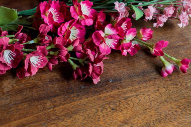 Rustik ahşap masaya bahar plastik çiçek