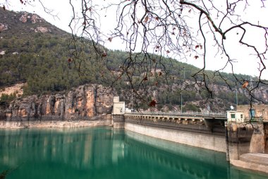 Sakin göl ve baraj.