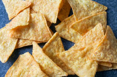 Meksika Nachos üzerinde karanlık rustik masa