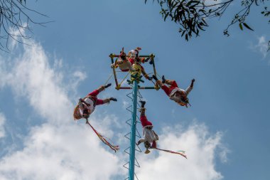 Meksika, D.F. 19 Temmuz 2018, Papantla el ilanları yürütme ritüel uçuş.