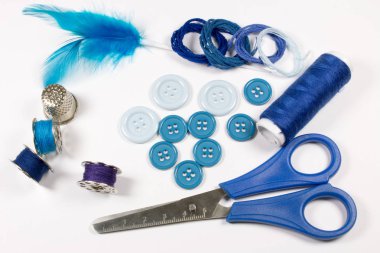 Beyaz arka plan üzerinde izole mavi dikiş aksesuarları