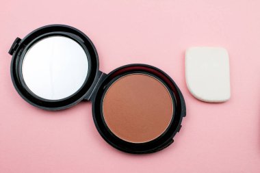 Pembe Arka Plan üzerinde ayna ve sünger ile Makyaj Allık Pudra