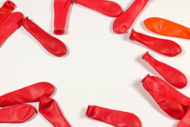 Beyaz arka planda kırmızı düz izole balonlar