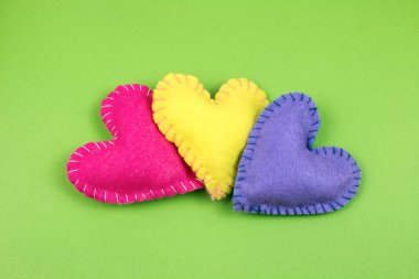 parlak arka plan üzerinde renkli keçe kalplerin Üstten Görünüm