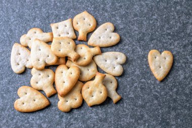 Karanlık rustik masada tuzlu kraker bisküvi