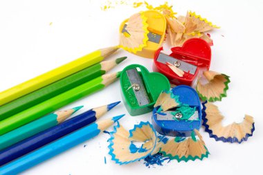 Renkli Bileme makineleri ve beyaz arka plan üzerinde izole kalem