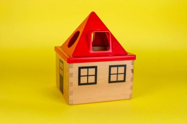 Renkli arka planda küçük oyuncak.