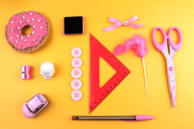 Renk arka plan üzerinde çeşitli okul araçları