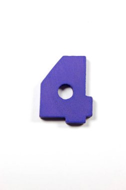 Tahta mor yedi numara beyaz arkaplanda izole edilmiş. 