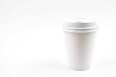 kağıt bardak kahve veya sıcak içecek olarak izole beyaz arka plan
