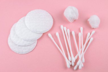 Pembe bir arka plan üzerinde pamuk şekiller kümesi