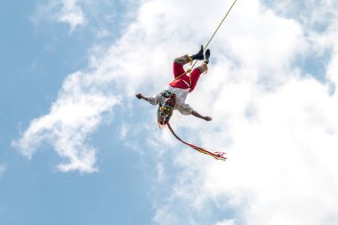 Meksika, D.F. 19 Temmuz 2018, Papantla el ilanları yürütme ritüel uçuş.