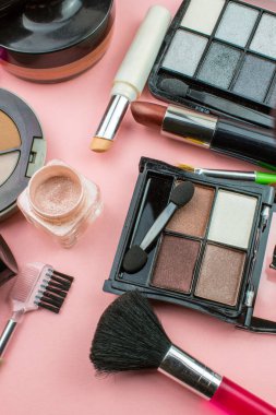 Pembe arka plan üzerinde kozmetik ve makyaj kompozisyon