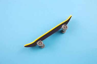 Mini kaykay oyuncak mavi zemin üzerine