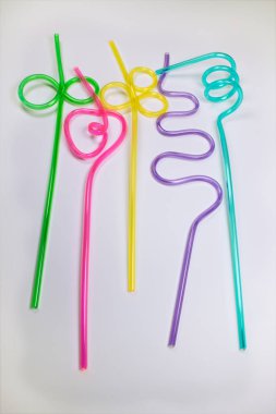 Beyaz arka plan üzerinde renkli plastik çubuk