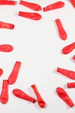 Beyaz arka planda kırmızı düz izole balonlar