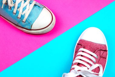 çift renkli arka plan üzerinde canlı spor ayakkabı 