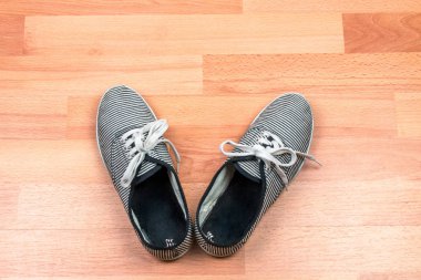 ahşap zemin zemin üzerine gri spor ayakkabı